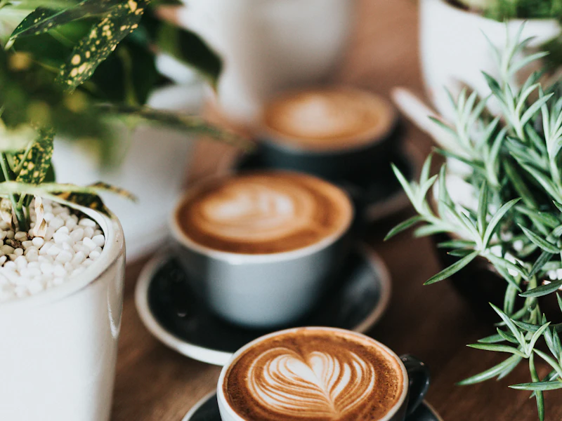 Café en taza sobre mesa, guía para enviar desayunos sorpresa a Bogotá desde el exterior