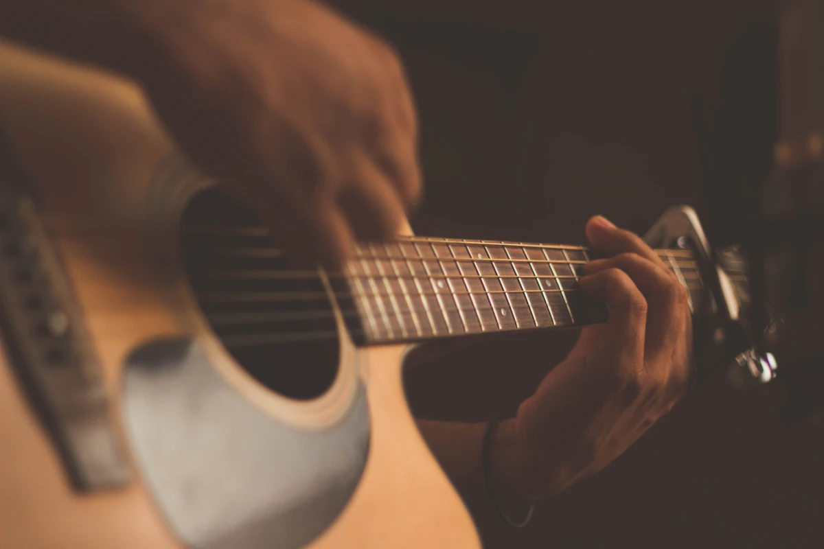 Músico tocando guitarra en serenata durante una entrega en vivo en Bogotá