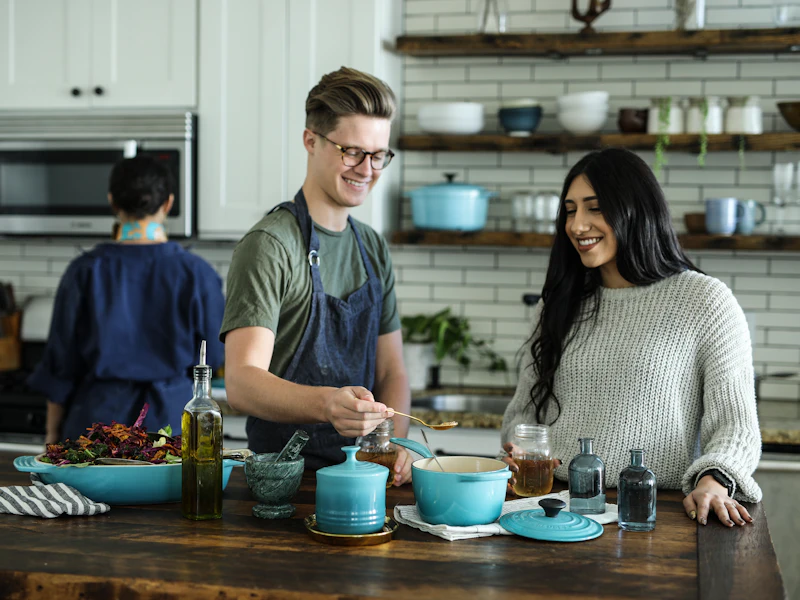 Equipo preparando desayunos en la cocina en Bogotá