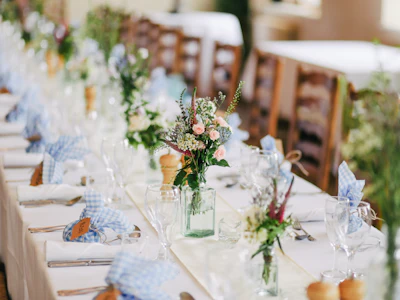 Mesa romántica con flores y copas para desayuno sorpresa de aniversario en Bogotá
