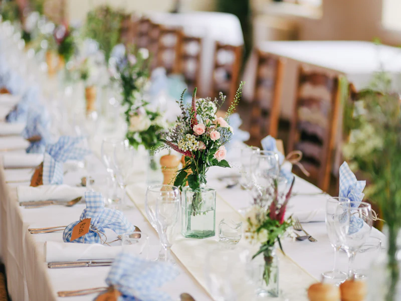 Mesa romántica con flores y copas para desayuno sorpresa de aniversario en Bogotá