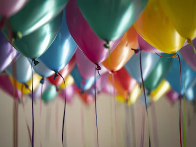 Globos metalizados de colores para desayuno sorpresa de cumpleaños en Bogotá