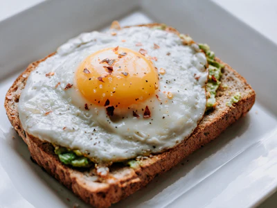 Tostada integral con huevo frito y aguacate del desayuno sorpresa económico en Bogotá