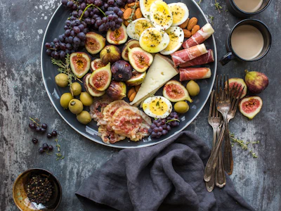 Bandeja gourmet con quesos, huevos, higos y café para desayuno sorpresa de fechas especiales en Bogotá
