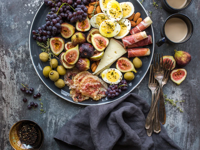 Bandeja gourmet con quesos, huevos, higos y café para desayuno sorpresa de fechas especiales en Bogotá