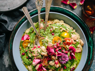 Bowl saludable con vegetales verdes y pétalos comestibles para desayuno sorpresa fit en Bogotá