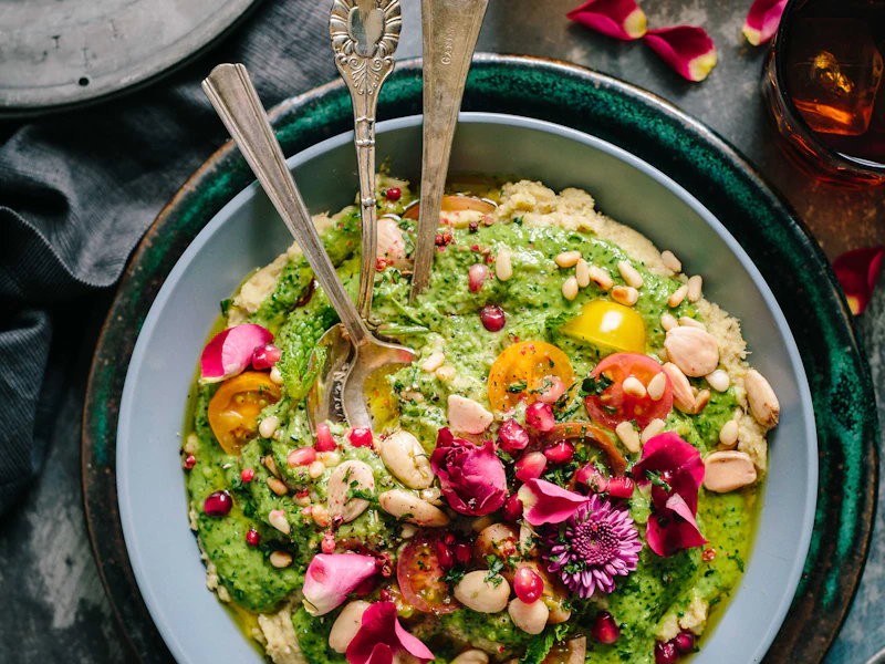 Bowl saludable con vegetales verdes y pétalos comestibles para desayuno sorpresa fit en Bogotá