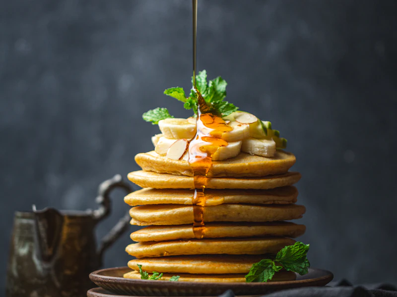 Torre de mini panqueques con miel y banano para desayuno sorpresa infantil en Bogotá