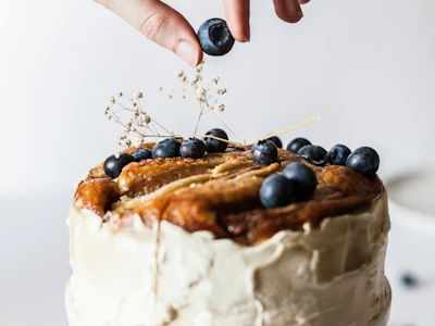 Torta artesanal decorada con arándanos y flores para desayuno sorpresa de mujer en Bogotá