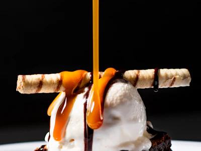 Brownie con helado y salsa de caramelo del box de onces bogotanas a domicilio