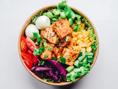 Bowl vegano colorido con tofu, maíz y vegetales frescos para desayuno sorpresa vegano en Bogotá