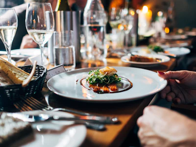 Plato gourmet con salmón y copas de vino espumoso del desayuno sorpresa VIP de lujo en Bogotá